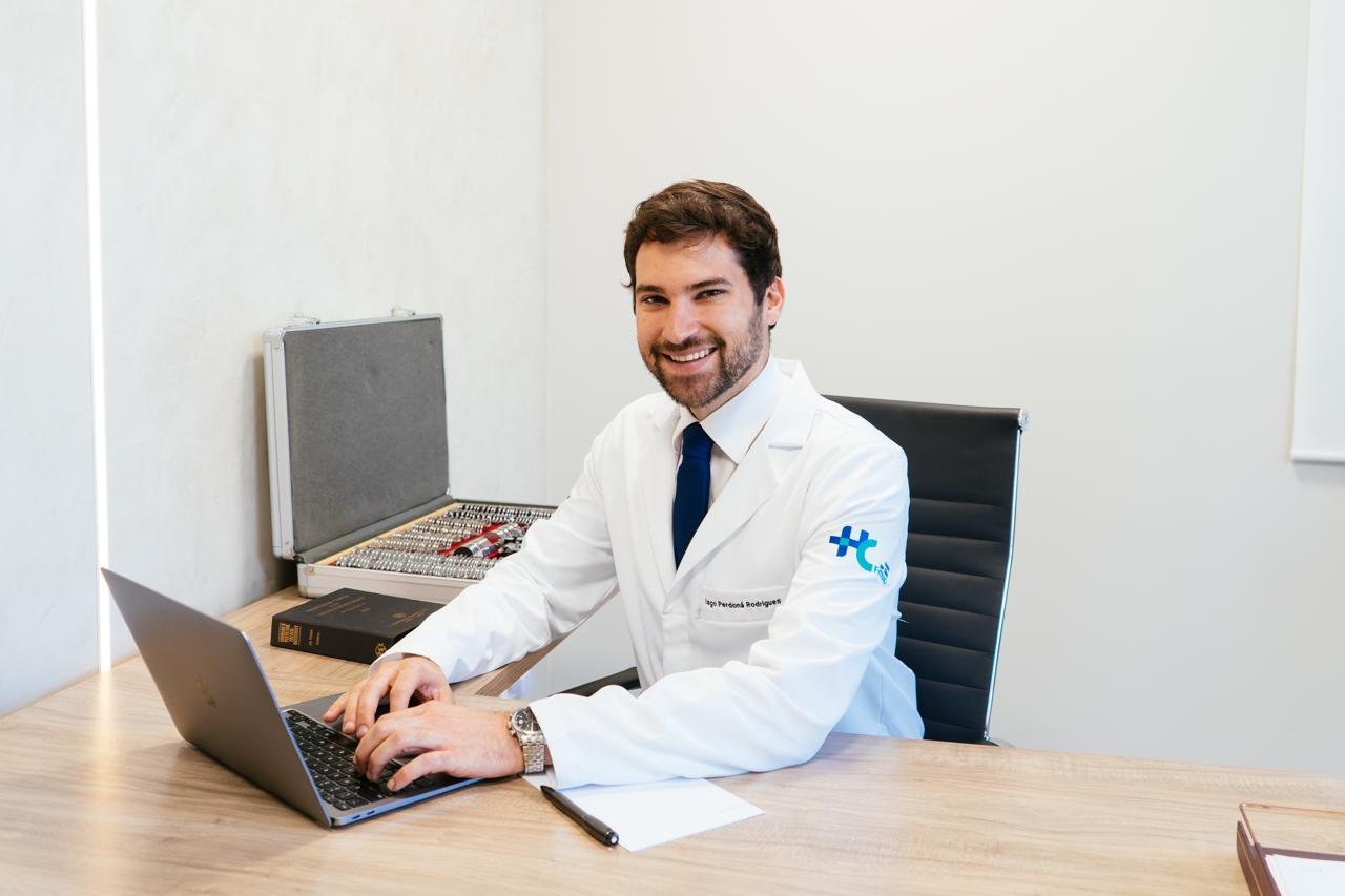 Dr. Iago Perdoná Rodrigues no consultório.